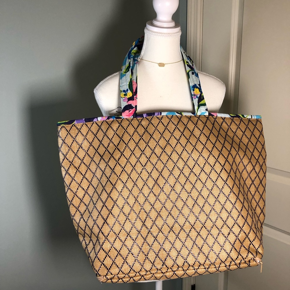 NWT! Vera Bradley Marian Whale Large Beach/Tote Bag. - Picture 4 of 12